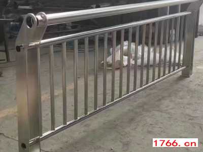 道路護(hù)欄，不銹鋼復(fù)合管護(hù)欄，鄭州橋梁護(hù)欄生產(chǎn)廠家圖3