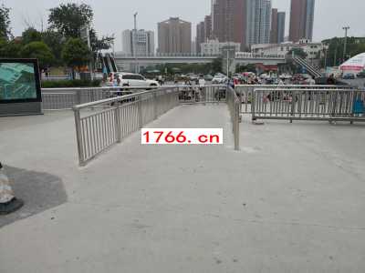 車(chē)站護(hù)欄，不銹鋼欄桿，地鐵站玻璃護(hù)欄，鄭州同創(chuàng)護(hù)欄圖3