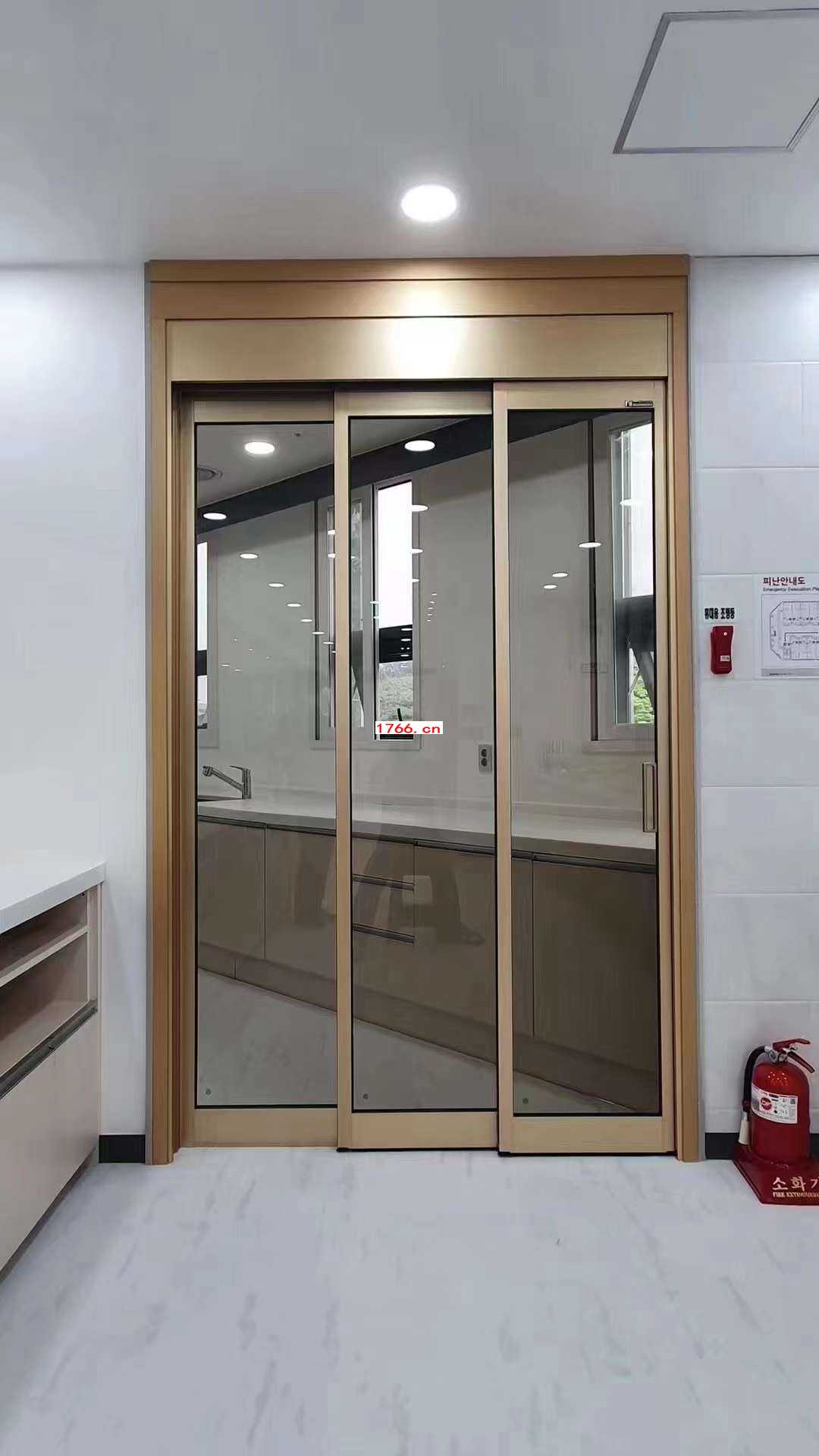 廚房電動(dòng)門(mén)