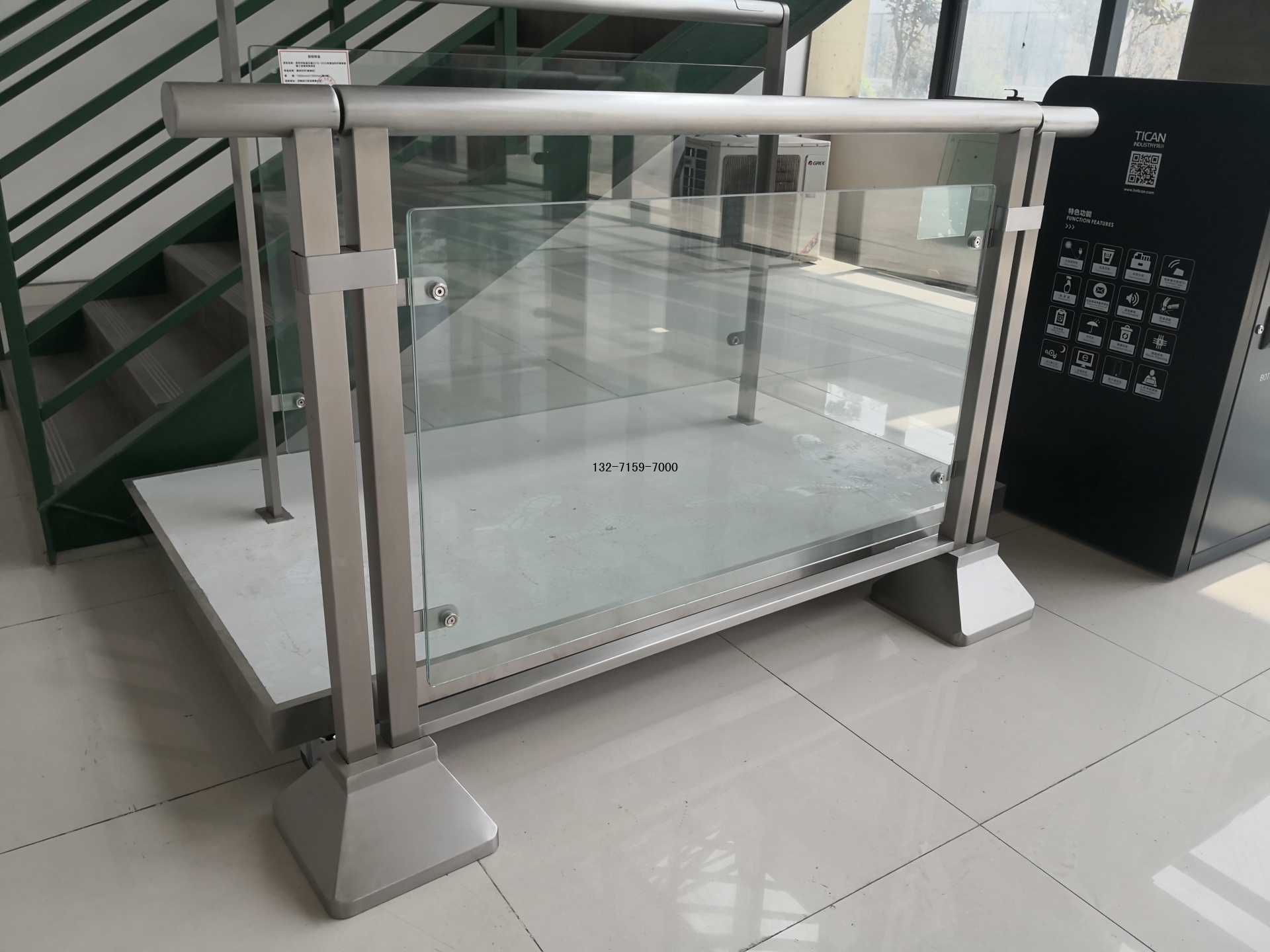 鄭州地鐵站玻璃護欄圖片 鄭州地鐵站玻璃護欄圖片