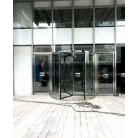 鄭州水晶旋轉(zhuǎn)門安裝上驅(qū)動(dòng)，夏季又是臺(tái)風(fēng)又是暴雨，免挖坑上裝電機(jī)安全電壓