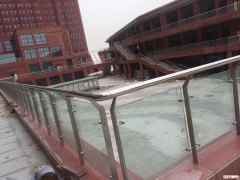 玻璃護欄固定方式_玻璃護欄裝飾