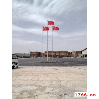 操場上有三根旗桿，分別代表著不同的意義圖1