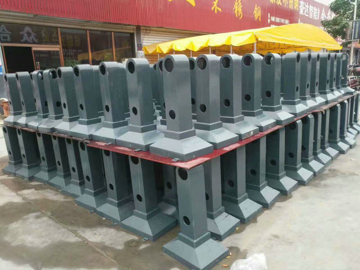 公路護(hù)欄底座,公路護(hù)欄鐵底座,鄭州鑄鐵護(hù)欄底座