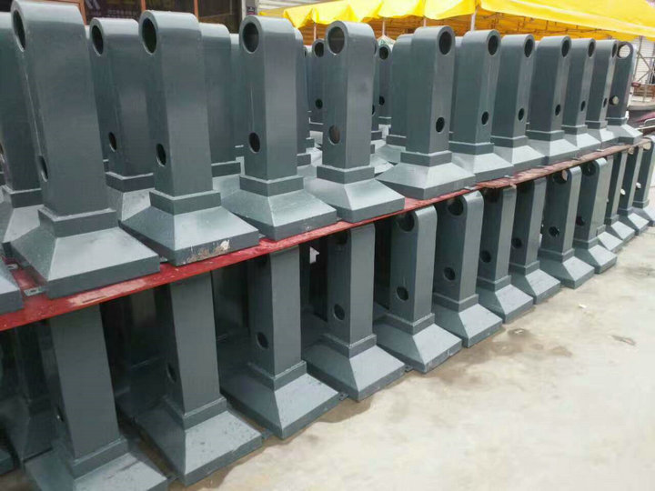 公路護(hù)欄底座,公路護(hù)欄鐵底座,鄭州鑄鐵護(hù)欄底座