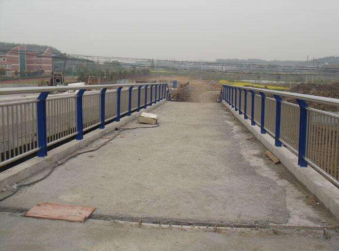 不銹鋼復(fù)合管護(hù)欄